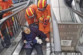 坐标解放路天桥，今天中午杭州一位90岁老奶奶裤子卷进天桥扶梯，消防员赶到救援图片