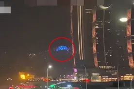 重庆百架无人机表演失控撞楼，散落地上和江面，知情者：主机死机图片