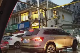 百米道路开车通行竟需要20分钟，执法一直有，但未能治本，原因何在？图片