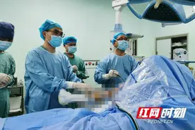 单手举30公斤杠铃后备受“肩熬”这种病30岁以下发病率仅2.5%图片