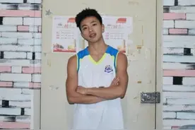 小伙穿围裙街头练球走红 他背后有着怎样的故事？图片