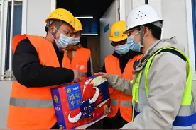 你们就地过年 我们送来温暖图片