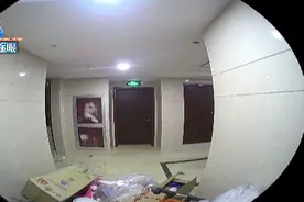 朝邻居家门口扔垃圾，监控全部拍到图片