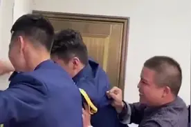 消防员接亲被拦后笑了：拆窗户我是专业的图片