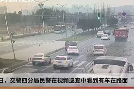 车在路上“翩翩起舞”？渣土车后方撒漏导致视频封面