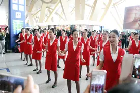 昆明航空发布新款乘务员制服 融入云南特色民族元素图片