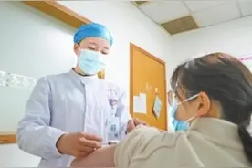 护士来汉捐髓 巧遇同窗扎针图片