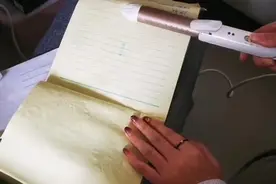 想不到吧！卷发棒让作业本上的字迹“消失”，网友：坑弟弟要趁早图片