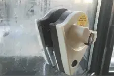 春节前搞卫生注意了，用“擦窗神器”千万别这样做，有危险图片