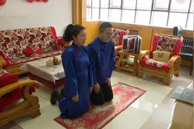新人办“云婚礼”，视频连线和双方父母见面视频封面