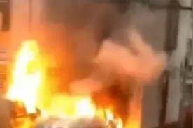 襄阳两男童玩耍引发火灾，烧毁两辆车视频封面