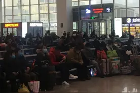 赶在新政前返乡：在外务工人员牵挂父母，32小时硬座回四川图片