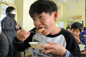 日本的小学配餐混搭鳄鱼肉 小学生：还以为是绿色的图片