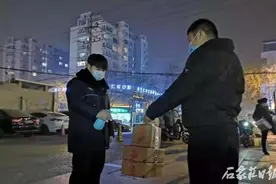 石家庄裕华区城管人勇做疫情防控“守夜人”图片