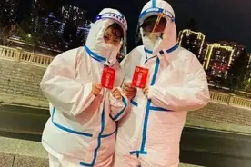 志愿者证权当“结婚证”，这对情侣定下终身图片