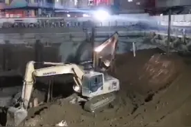 南宁河堤路房屋受损住户连夜搬出，抢险加固工作正在进行中图片