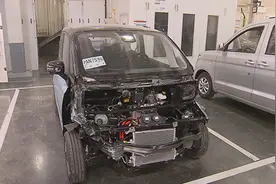 客户驾车撞墙 这款电动车为何刹不住？图片