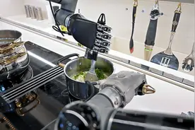 全球首个机器人厨房来了 做饭洗碗全包办图片