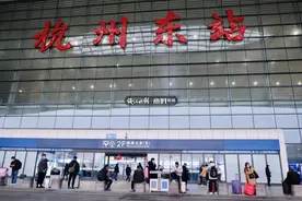 200多万人围观！春运刚开始，东站这一幕就被刷屏，网友狂赞：杭州真的很温暖图片