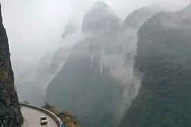 湖北鹤峰雕崖挂壁公路图片