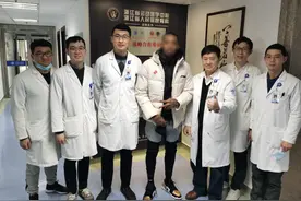 小伙子打了一次篮球，膝关节差点报废图片