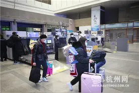 2021年春运拉开大幕 28日凌晨杭州铁路首趟加班车开出图片