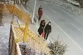 壹现场丨女子推倒老人扬长而去，警方悬赏万元“通缉”图片