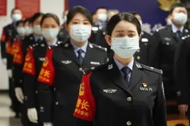 长沙女子乘警队亮相高铁图片