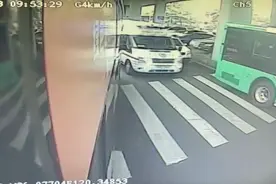 青岛：救护车鸣笛驶来 两公交车默契配合“45度让路法”让出生命通道图片
