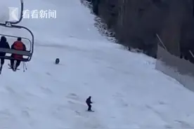熊口逃生！一名男子滑雪时被熊猛追疯狂逃命图片