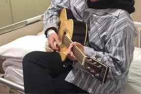 遭遇闭环管理，这个15岁上海男孩在病房弹起吉他，温暖了整个病区图片