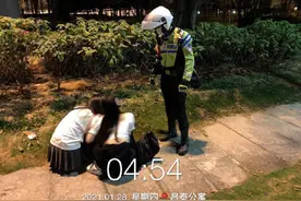 女子深夜喝酒路边呕吐 铁骑交代司机安全送达图片