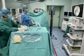 外卖小哥腰椎间盘突出躺了半年，医生通过1厘米切口摘除病灶图片