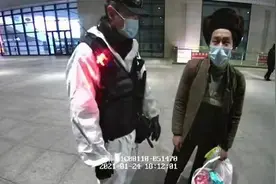 河南农民工带100多万现金坐火车，两天一夜铁警一路照应图片