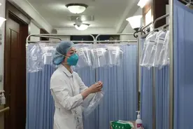 闭环管理下的上海医院：护士长忙到43小时不睡觉，却在一瞬间眼泪摒不牢图片