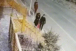 抓到她了！嫌老人挡路，女子故意撞倒老人后跑路图片