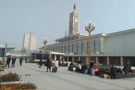 山东工人在长沙火车站转悠，纠结要不要回家，收到志愿者赠送的春联说“长沙人真好”图片