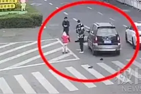 4岁女童两次拉爷爷不让闯红灯，爷爷执意通行结果被撞身亡图片