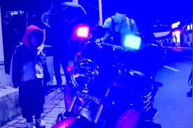 43秒｜临沂中年男子摩托车私装警用闪灯还加动感音响 被查后称是“为了行车安全”图片