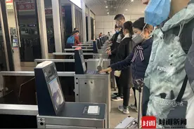 路两端，都是家｜春运首日探访成都东站：客流下降 防疫不松图片
