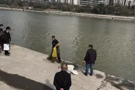 锦江边撒网捕鱼，竟还呵斥拍照市民：拍了把手机给你摔了图片