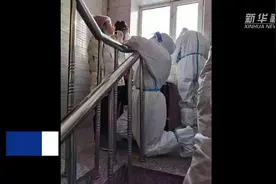 她无意间的一跪让人感动，背后还有这些故事……图片