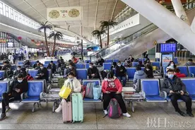 春运首日的武汉火车站：旅客少了，硬件新了，服务细了图片