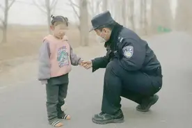 数九寒天，小姑娘挂满泪珠，赤着脚在路上走了1.3公里…图片