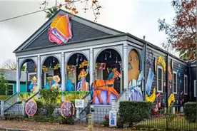 美国新奥尔良民众庆祝另类狂欢节：将房子装饰成花车图片