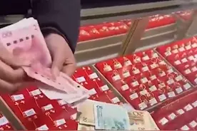 暖心！小女孩拿压岁钱到商场给妈妈买戒指，网友：压岁钱都“上缴”了图片