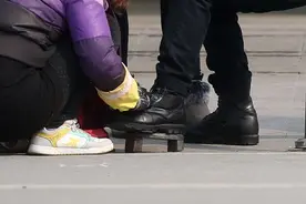 变相强买强卖！北京不少市民在商场被强行擦鞋，不买产品不停擦图片