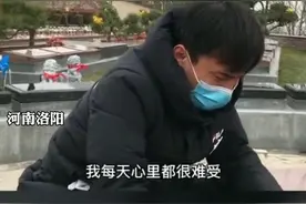为守护患癌去世的8岁女儿，父亲到陵园上班每天擦拭亲吻孩子墓碑图片