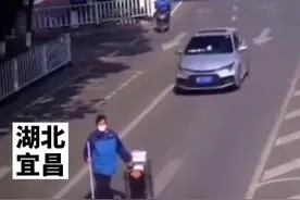 盲人过马路迷失方向，热心司机停车搀扶，你下车帮忙的样子真帅图片