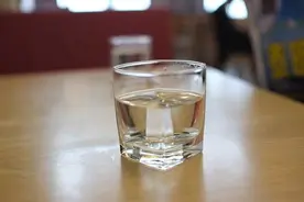不喝水的人容易患这5种疾病，平时要多喝水图片